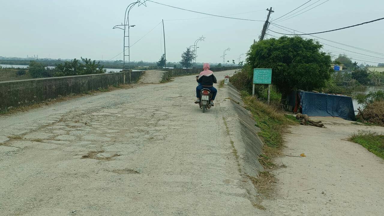 Những ngày đầu tháng 3/2023, PV Báo Giao thông có mặt trên tuyến đường đê cửa sông Tả Hồng Hà thuộc thôn Phương Giang, xã Nam Hồng, huyện Tiền Hải và ghi nhận, những bức xúc, phản ánh của người dân địa phương là có cơ sở.