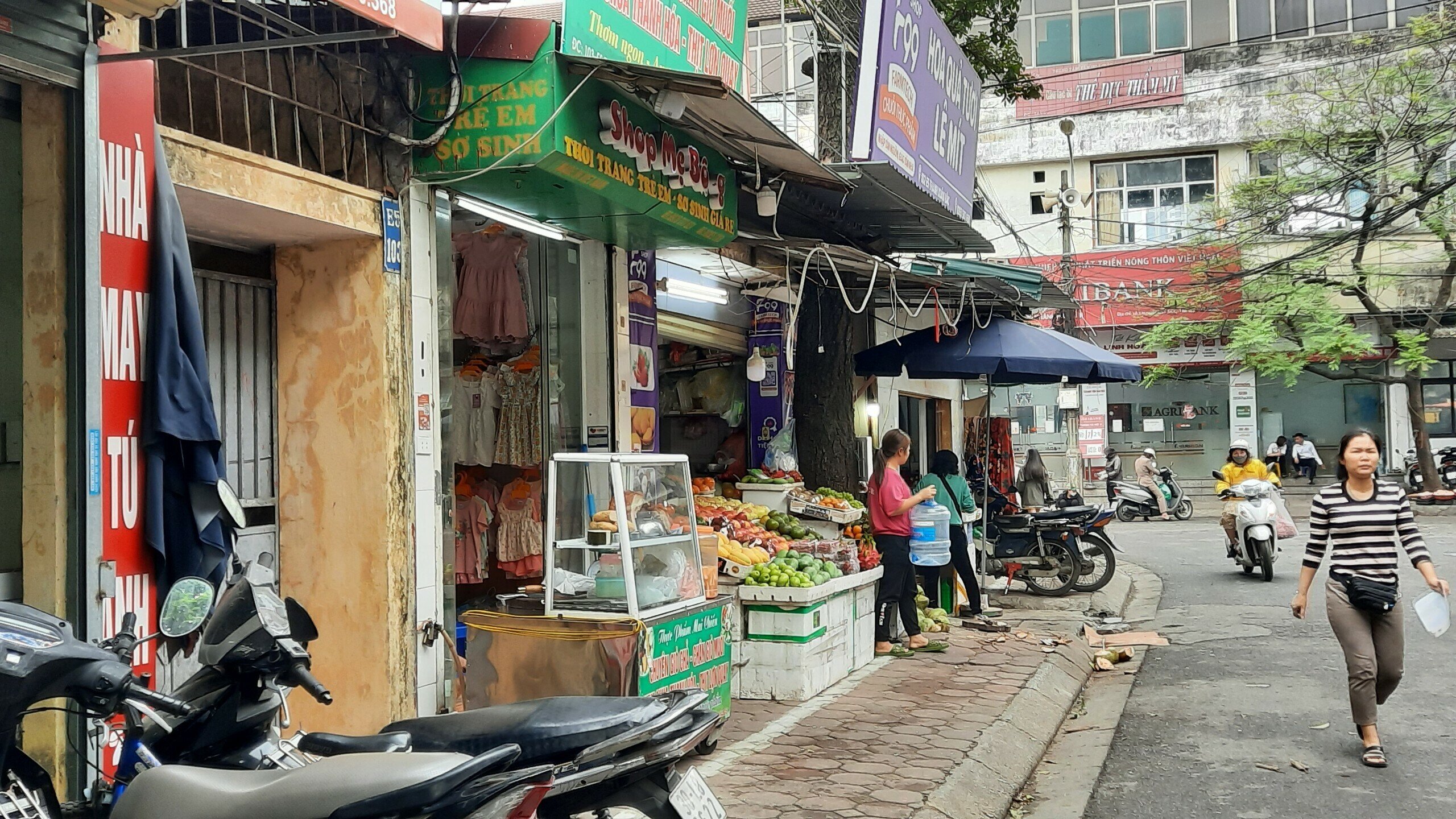 Trên vỉa hè, phía trong vạch sơn trắng này, nhiều chủ của hàng đã bày biện bàn ghế, hàng hóa để phục vụ việc kinh doanh.