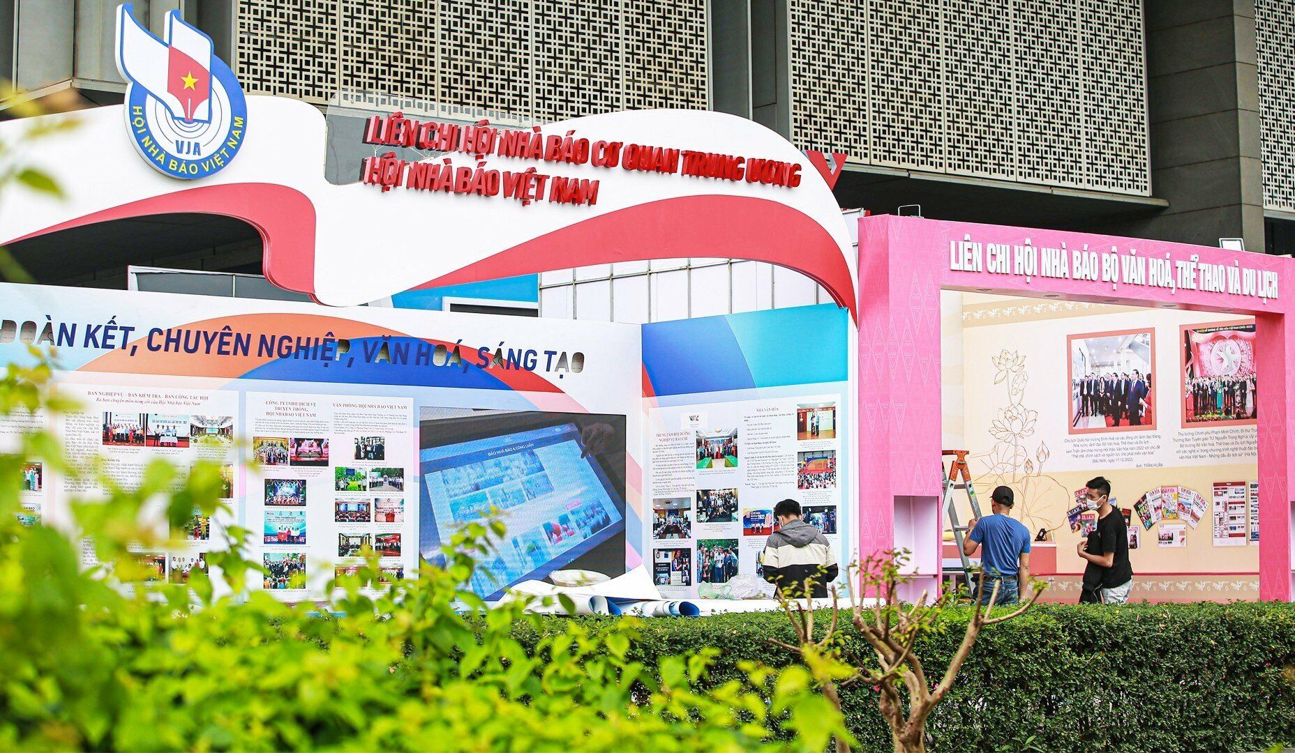 Khu vực trung tâm, sảnh ngoài của Bảo tàng Hà Nội đang được lắp đặt hệ thống màn hình lớn, phục vụ cho sân khấu biểu diễn các tiết mục văn nghệ.