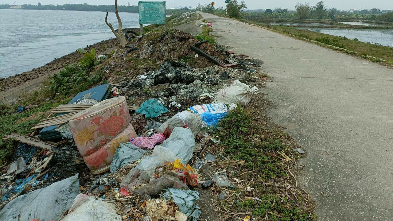 Rác thải sinh hoạt được chất đống trên thành đê, mặt đê rất mất vệ sinh và gây phản cảm