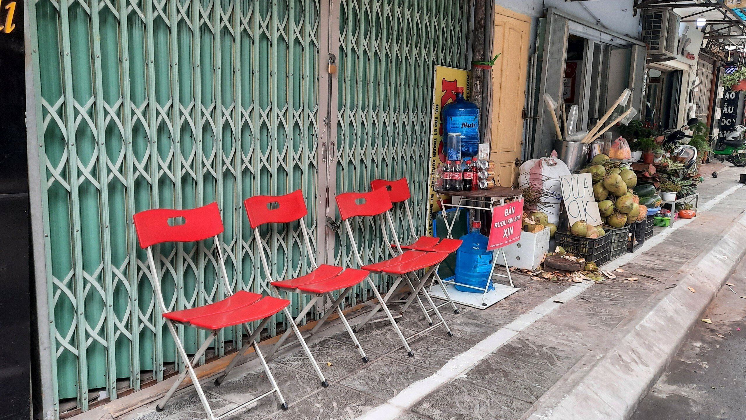 Trao đổi với PV Báo Giao thông, ông Nguyễn Hoàng Điệp, Chủ tịch UBND phường Thanh Xuân Bắc cho biết, việc thực hiện kẻ vạch trên vỉa hè được thực hiện từ đầu tuần này.