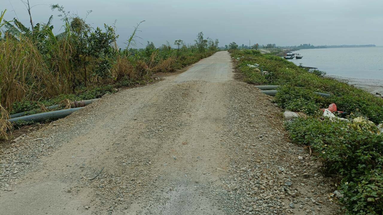 "Sau phản ánh của PV Báo Giao thông, chúng tôi sẽ giao cán bộ chuyên môn phụ trách lĩnh vực, Hạt Quản lý đê điều huyện Tiền Hải kiểm tra, xác minh phản hồi đến Báo Giao thông trong thời gian sớm nhất", ông Khương nói.