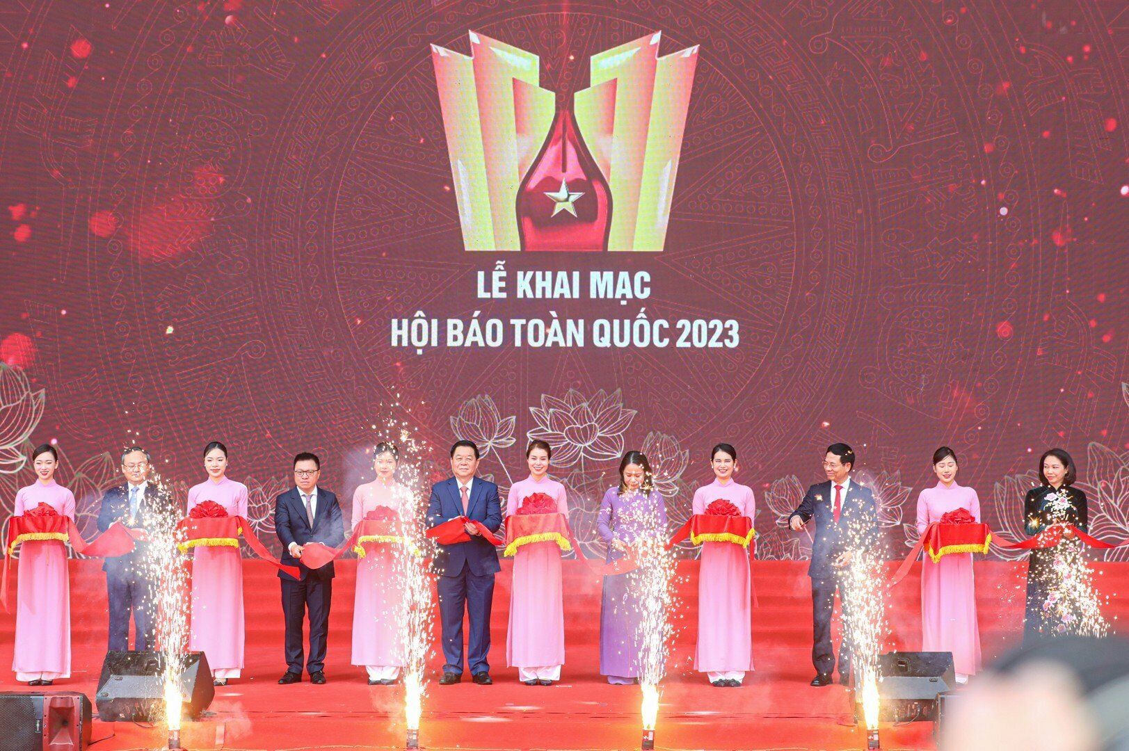 Sáng nay (17/3), Hội Báo toàn quốc 2023 do Hội Nhà báo Việt Nam và UBND TP Hà Nội đồng chủ trì phối hợp với Ban Tuyên giáo Trung ương, Bộ Thông tin và truyền thông, Bộ Văn hóa, thể thao và du lịch tổ chức với chủ đề "Đoàn kết - Chuyên nghiệp - Văn hóa - Sáng tạo" chính thức khai mạc tại Bảo tàng Hà Nội.