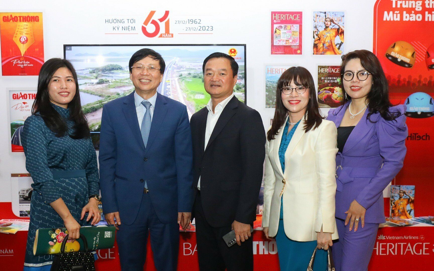 Nhà báo Hồ Quang Lợi, nguyên Phó Chủ tịch Thường trực Hội nhà báo Việt Nam chụp ảnh cùng Tổng biên tập Báo Giao thông Nguyễn Bá Kiên.
