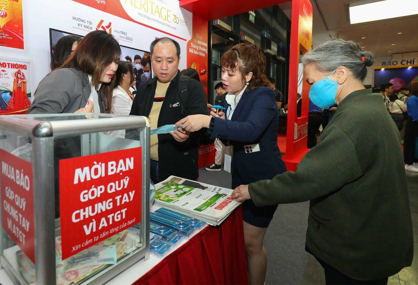 Như các năm trước, ngoài trưng bày các ấn phẩm báo chí, Báo Giao thông còn tổ chức trò chơi trả lời câu hỏi về kiến thức an toàn giao thông.