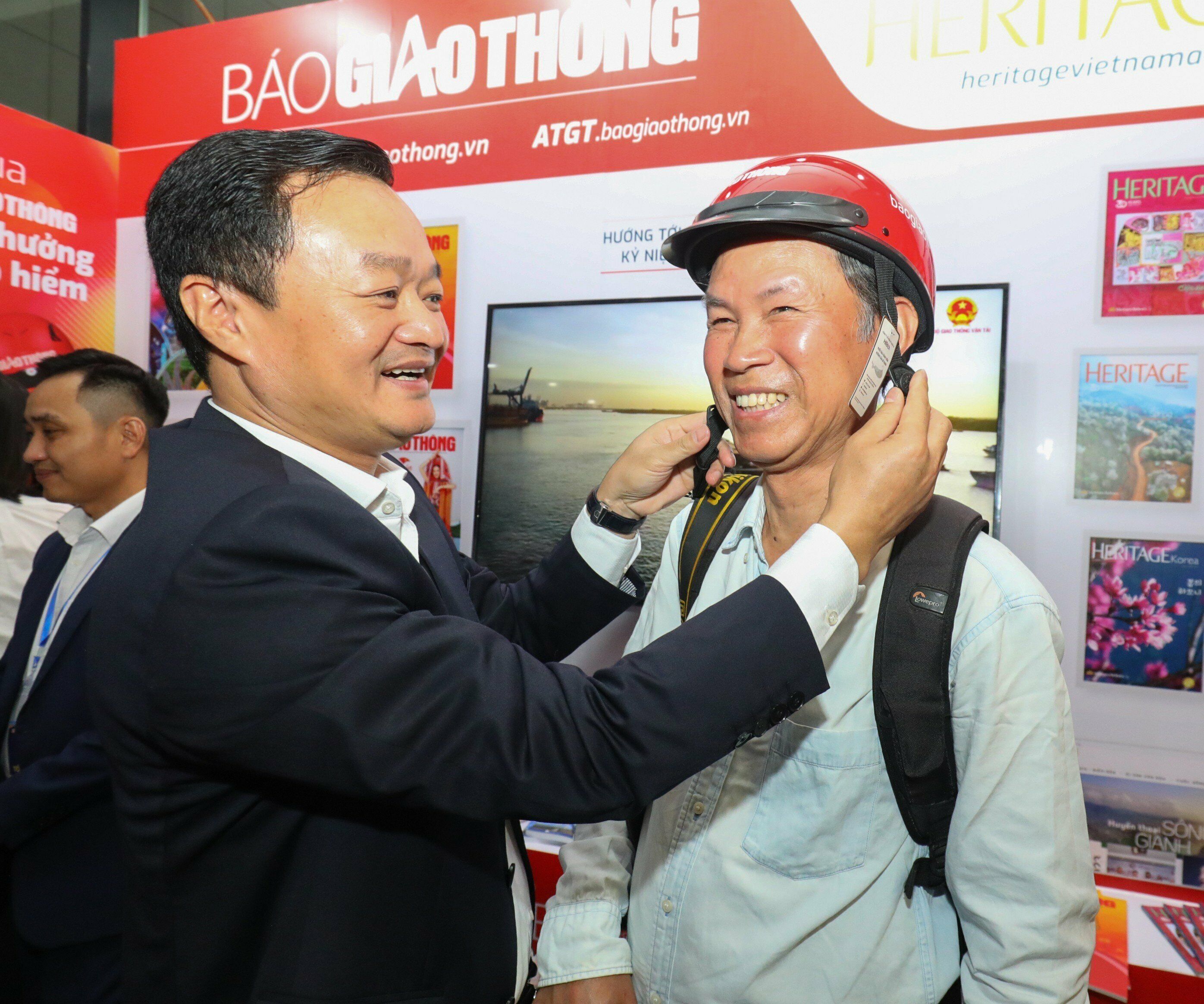 Phần thưởng cho những người tham gia trò chơi là một chiếc mũ bảo hiểm (Tổng biên tập Báo Giao thông Nguyễn Bá Kiên trao mũ bảo hiểm cho người trả lời đúng câu hỏi).