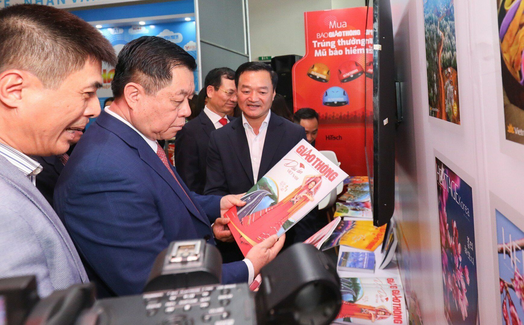 Sau lễ khai mạc Hội Báo, Trưởng Ban Tuyên giáo Trung ương Nguyễn Trọng Nghĩa, Bộ trưởng Bộ Thông tin và truyền thông Nguyễn Mạnh Hùng đã tới thăm gian hàng của Báo Giao thông.
