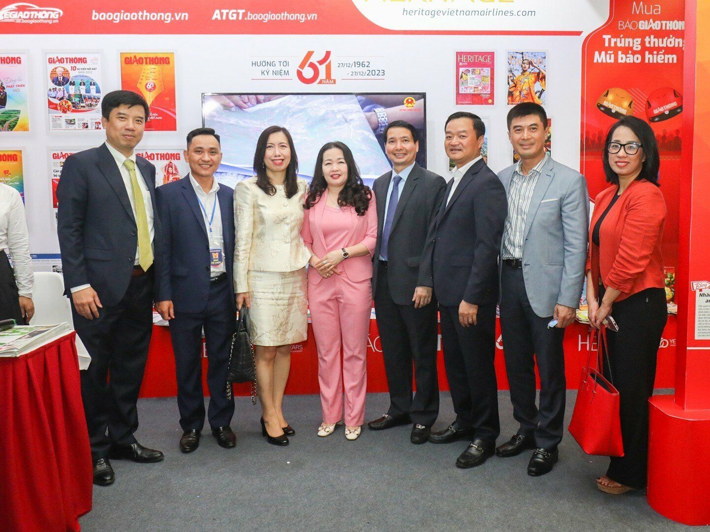 Ông Phạm Thái Hà, Phó Chủ nhiệm Văn phòng Quốc hội kiêm Trợ lý Chủ tịch Quốc hội  (thứ 5 từ trái) và Thứ trưởng Bộ Ngoại giao Lê Thị Thu Hằng (thứ 3 từ trái) chụp ảnh lưu niệm cùng Ban biên tập Báo Giao thông.