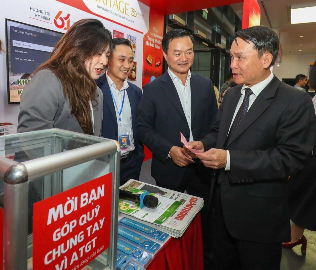 Phó Chủ tịch Thường trực Hội Nhà báo Việt Nam Nguyễn Đức Lợi thăm gian báo của Báo Giao thông và tham gia phần trò chơi tìm hiểu về kiến thức an toàn giao thông,
