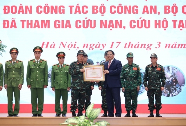 Thủ tướng nhấn mạnh việc tham gia tìm kiếm, cứu nạn cứu hộ thảm họa động đất tại Thổ Nhĩ Kỳ đã đóng góp, chia sẻ sức lực của Việt Nam đối với nhân dân Thổ Nhĩ Kỳ; khẳng định uy tín, năng lực của Việt Nam trong giải quyết các vấn đề quốc tế. Trong ảnh, Thủ tướng trao bằng khen cho cá nhân và tập thể có thành tích suất sắc trong công tác hỗ trợ nhân đạo và cứu trợ thảm họa động đất tại Thổ Nhĩ Kỳ.