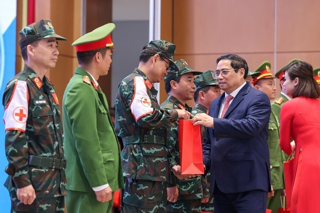 Theo Thủ tướng, qua việc tham gia cứu hộ, cứu nạn thảm họa động đất tại Thổ Nhĩ Kỳ vừa qua, chúng ta có thể rút ra các bài học kinh nghiệm trong việc triển khai các hoạt động ở nước ngoài, đánh giá kỹ lưỡng về năng lực ứng phó các vấn đề an ninh phi truyền thống.