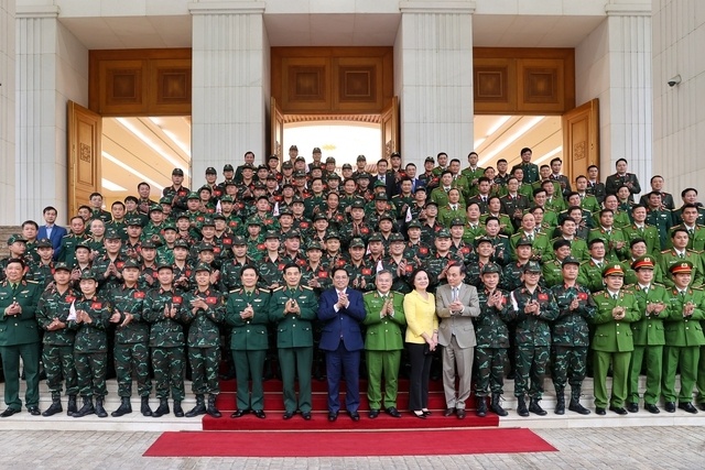 Thủ tướng Phạm Minh Chính chụp ảnh cùng các đại biểu và đoàn công tác của Bộ Công an, Bộ Quốc phòng tham gia cứu nạn, cứu hộ tại Thổ Nhĩ Kỳ.