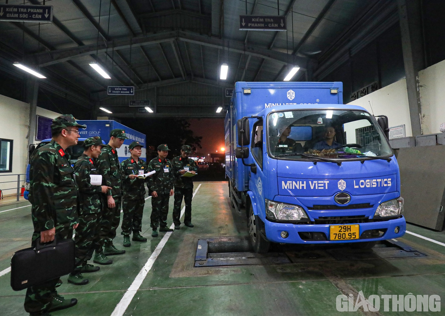 Tối 18/3, ngay sau buổi tập huấn lý thuyết tổ chức tại Cục Đăng kiểm VN, các kiểm định viên quân sự đã được phân công về các trung tâm đăng kiểm ở Hà Nội để thực hành trên dây chuyền kiểm định