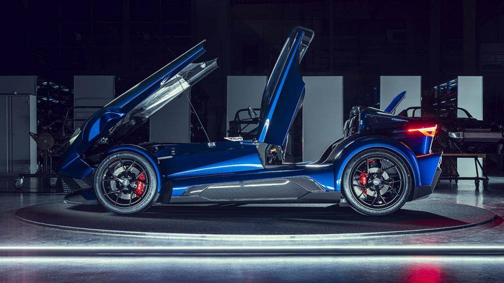 Donkervoort F22 có giá khởi điểm ở châu Âu là 245.000 Euro (khoảng 6,1 tỷ VNĐ) và hãng có một danh sách đầy đủ các tùy chọn có thể nâng giá của xe tăng thêm đáng kể