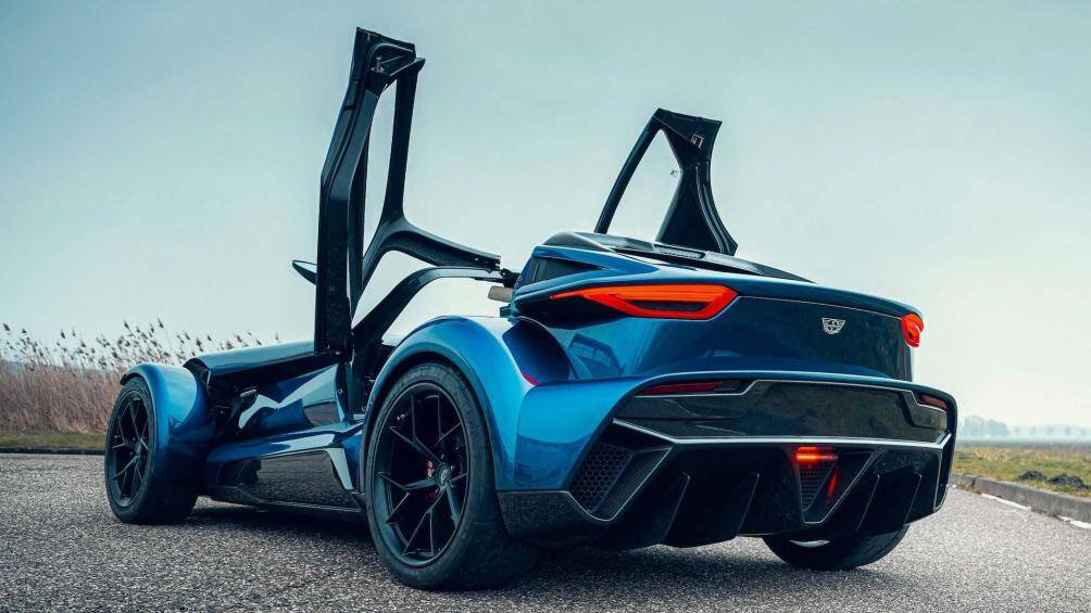 Thiết kế vẫn có phần dị biệt với mũi xe dài và khoang lái dịch xa về phía sau và gần gũi với các mẫu xe đua thể thao kiểu bánh trần