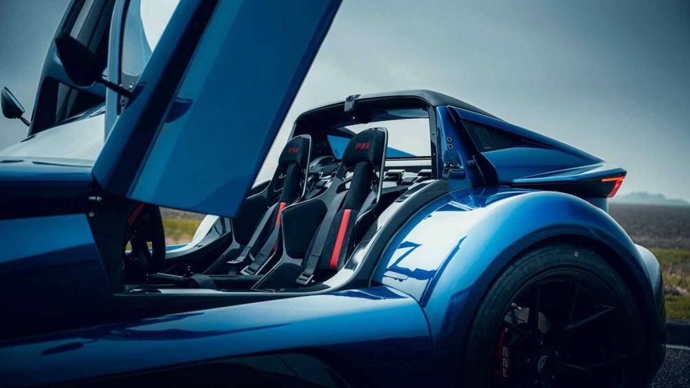 Trình điều khiển có một màn hình kỹ thuật số nhỏ dành cho thiết bị đo đạc và chỉ có một số nút xung quanh cần số để quản lý các hệ thống khác nhau