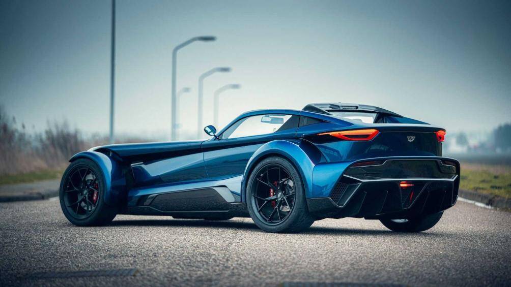 Nắp ca-pô mở ngược, hai cửa xe mở kiểu cánh bướm và đầu thoát ống xả bố trí hai bên hông cũng là điểm nhấn khác biệt về thiết kế