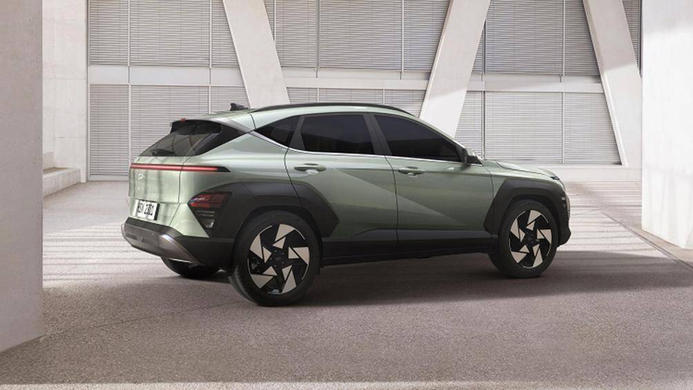 Bên sườn, Kona Hybrid 2023 có những đường dập gân và cắt xẻ sắc sảo, đường chân kính mạ crôm hất lên ở cột C, nối với cánh gió mui và ốp cua