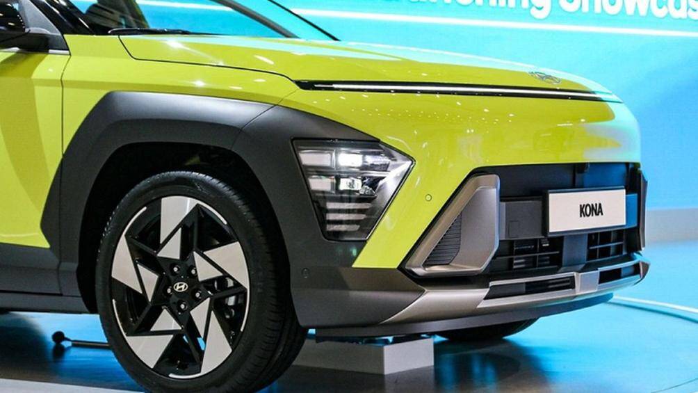 Nằm bên trong hốc bánh là vành la-zăng có đường kính 17 inch hoặc 18 inch, Đằng sau Hyundai Kona Hybrid 2023 cũng có dải đèn LED mỏng nằm vắt ngang