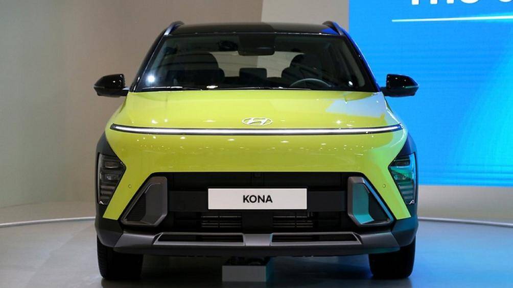 Phía trên là dải đèn LED định vị ban ngày nằm vắt ngang đầu xe trong khi cụm đèn pha LED hình tứ giác được đặt bên dưới