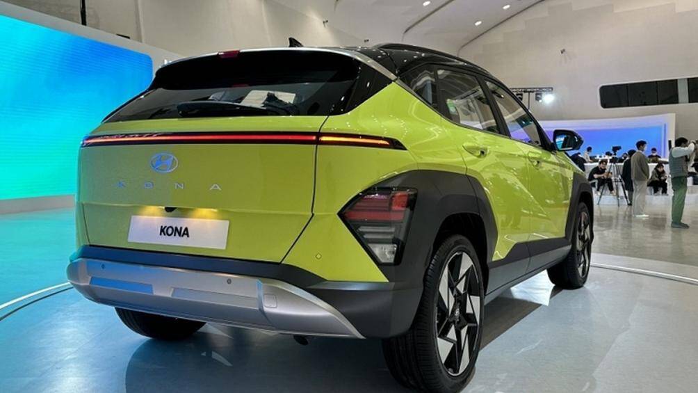 Cuối cùng là những trang bị an toàn nổi bật như hệ thống phanh tự động ngăn va chạm liên hoàn, hỗ trợ lái trên cao tốc, hỗ trợ giữ làn đường...