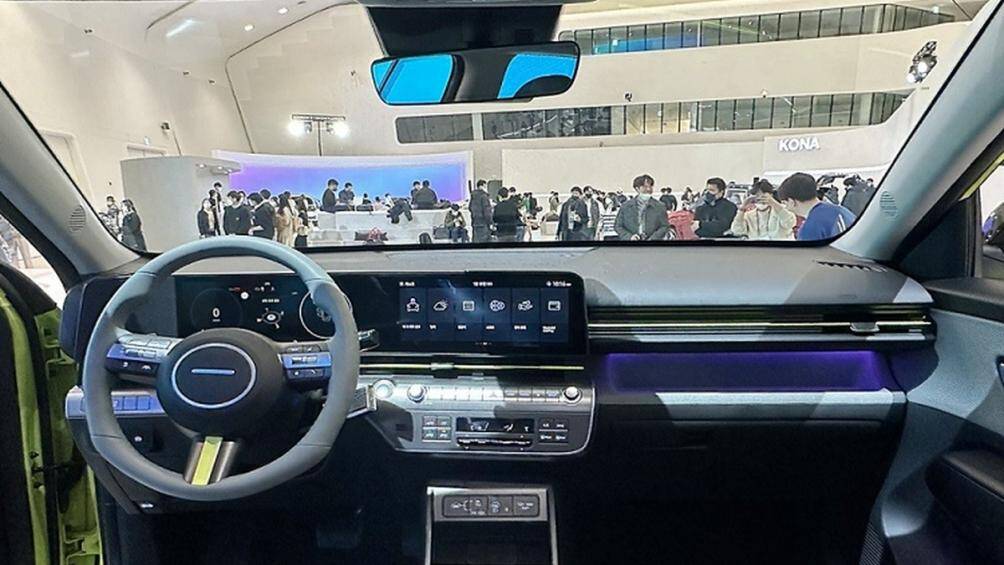 Ghế của Hyundai Kona Hybrid 2023 được bọc bằng chất liệu da tự nhiên pha Alcantara, vô lăng 3 chấu và màn hình cỡ lớn đặt nổi trên mặt táp-lô