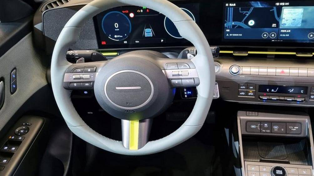 Ngoài ra, Hyundai Kona Hybrid 2023 tại Hàn Quốc còn có điều hòa tự động 2 vùng, kính lái cách âm, phanh tay điện tử, khởi động máy từ xa...