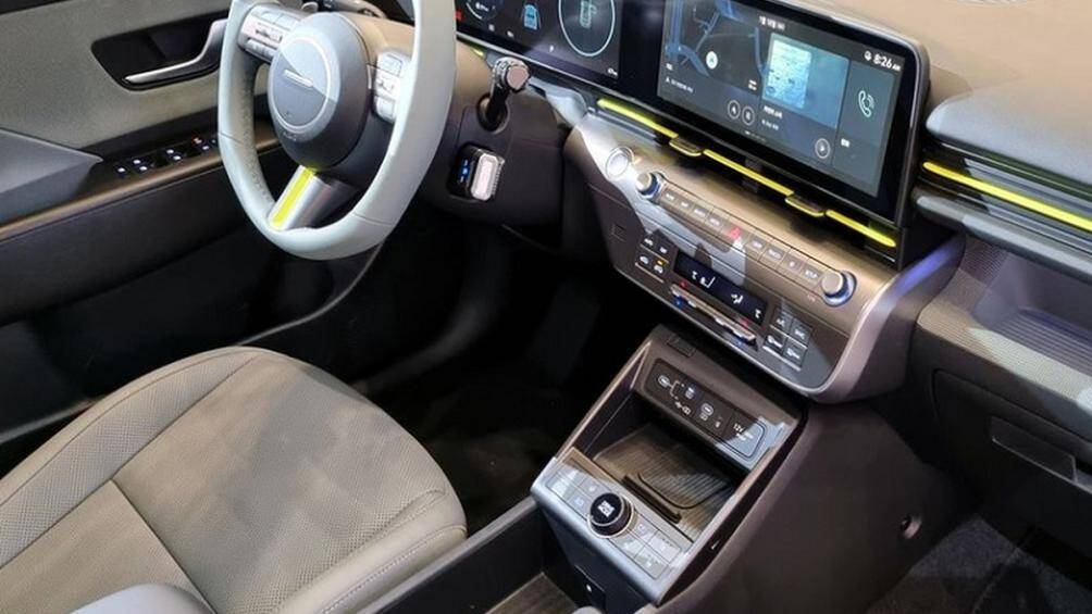 Màn hình này kết hợp giữa bảng đồng hồ kỹ thuật số và màn hình cảm ứng trung tâm cùng có kích thước 12,3 inch, ở phía sau vô lăng là cần số điện tử