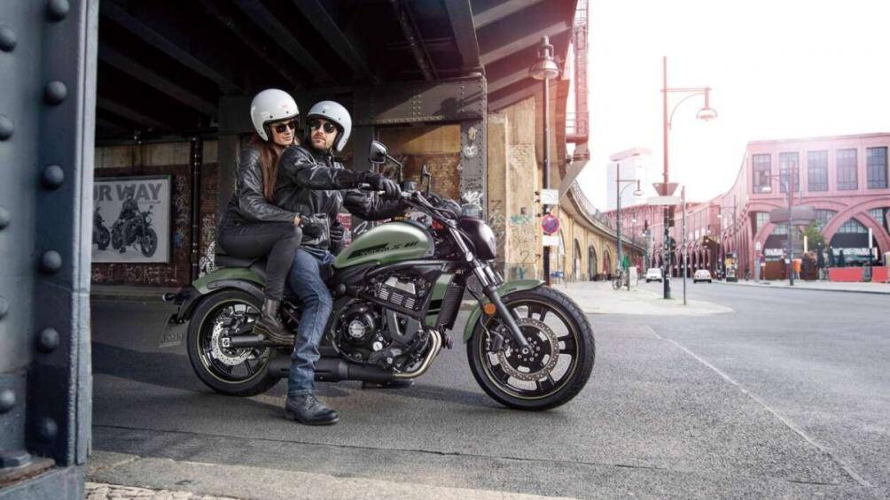 Kawasaki Vulcan S 650 sở hữu chiều cao yên 705 mm, 229 kg, bình xăng 14 lít, người lái có thể thay đổi vị trí ghế ngồi, bệ chân và tay lái