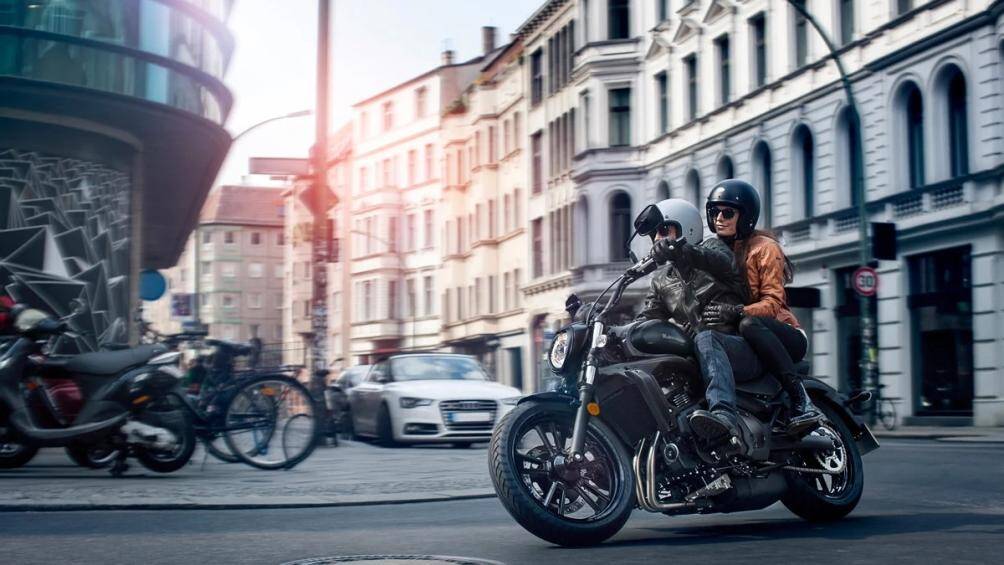 Đĩa trước thuộc dạng lớn 272 mm, lốp 120/70-18 và đĩa sau 217 mm, lốp 160/60-17 giúp giảm xóc tối đa