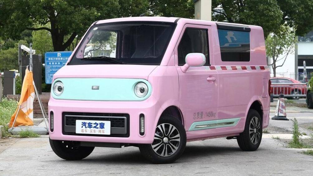 Chengshi 01 2023 có thiết kế vuông vức, phần đầu xe có đèn pha tròn cổ điển, phần nối 2 đôi mắt này được sơn màu khác với ngoại thất còn lại