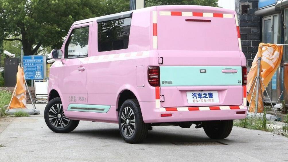 Xe còn có dải đèn LED chiếu sáng ban ngày dựng dọc, đằng sau xe có đèn hậu nhỏ gọn