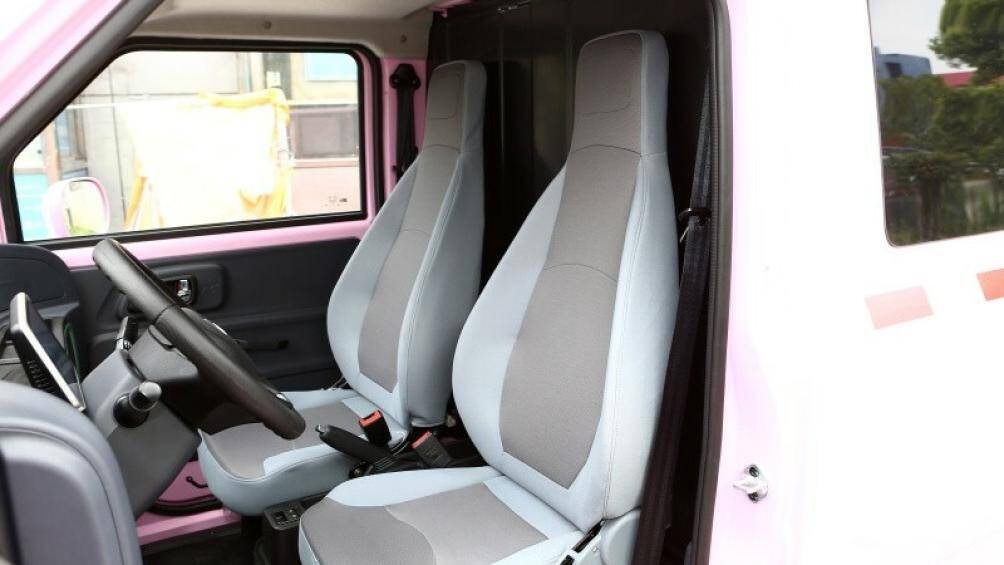 Phần cửa hàng và cửa hậu bên phải của xe được thiết kế dạng mở phẳng, thể tích chứa đồ của xe lên đến 2.300 lít