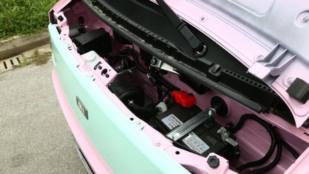 Xe được trang bị pin lithium iron phosphate có công suất 10,36 kWh, phạm vi di chuyển của xe lên đến 120km