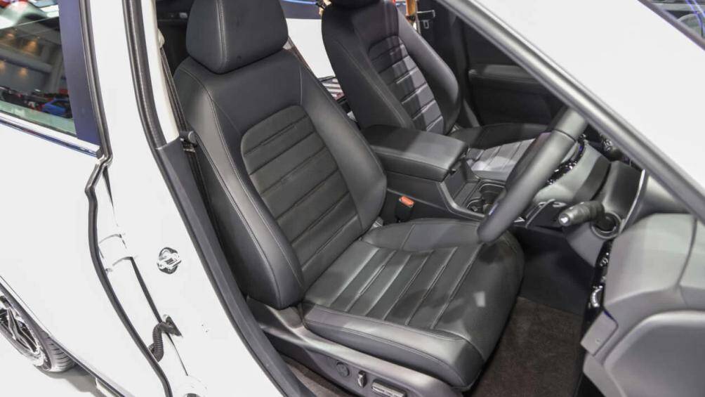 Một số tiện nghi khác gồm sạc không dây, lẫy chuyển số sau vô-lăng, hiển thị kính lái HUD (bản RS), 12 loa Bose (bản RS)...