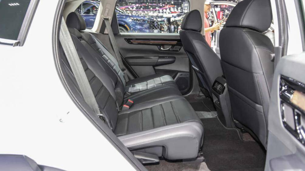 Tại Thái Lan, Honda CR-V được bán ra với 5 phiên bản gồm 1.5 E 2WD, 1.5 ES 4WD, 1.5 EL 4WD, e:HEV ES 4WD và e:HEV RS 4WD
