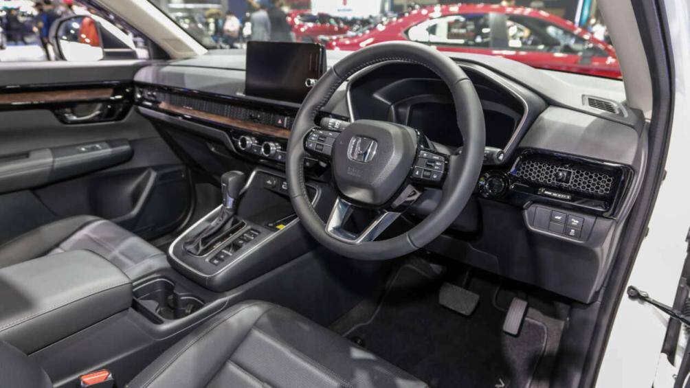 Xe có màn hình trung tâm 9 inch hỗ trợ Apple CarPlay/Android Auto không dây. Ngoại trừ phiên bản cơ sở, tất cả mẫu CR-V 2023 bán ở Thái Lan đều trang bị bảng đồng hồ kỹ thuật số 10,2 inch