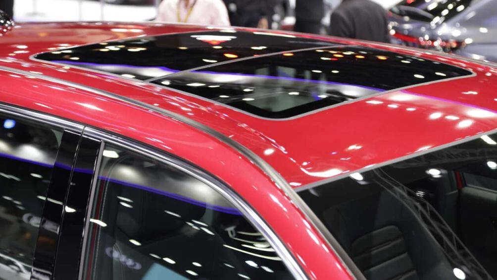 CR-V 2023 có cửa sổ trời chỉnh điện, gương chiếu hậu gập/chỉnh điện kết hợp báo rẽ, bộ la-zăng hợp kim kích cỡ 18 inch (19 inch trên bản RS)