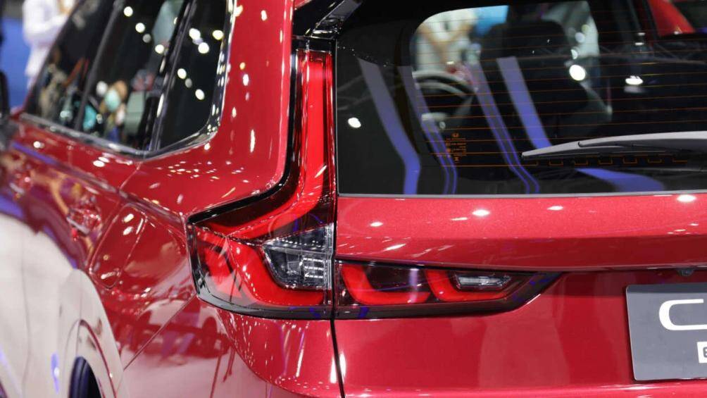 Cụm đèn hậu đặt dọc vẫn giữ tạo hình chữ "L" song phần hoạ tiết được làm mới