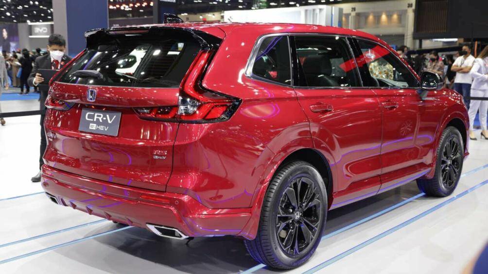 Xe có chiều dài x rộng x cao tương ứng 4.694 x 1.865 x 1.692 mm, chiều dài cơ sở 2.700 mm