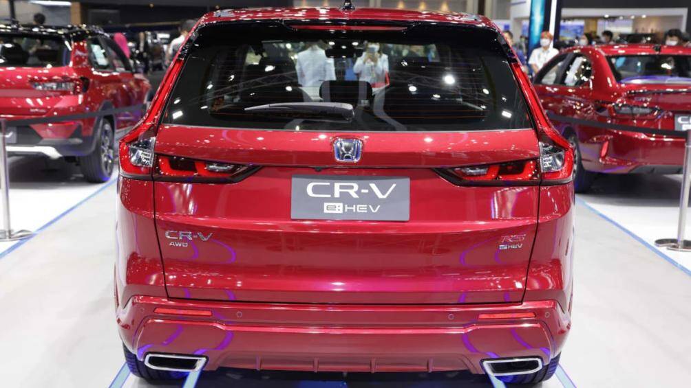 Honda CR-V 2023 có thiết kế thay đổi đáng kể, đi theo hướng vuông vức hơn, các chi tiết ngoại thất có tạo hình mạch lạc, bố cục kiểu truyền thống