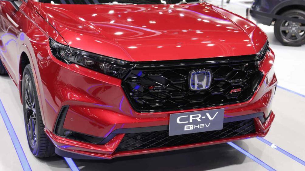 Xe được trang bị cụm đèn trước LED toàn bộ và xi-nhan kiểu tuần tự (còn gọi là xi-nhan "đuổi")