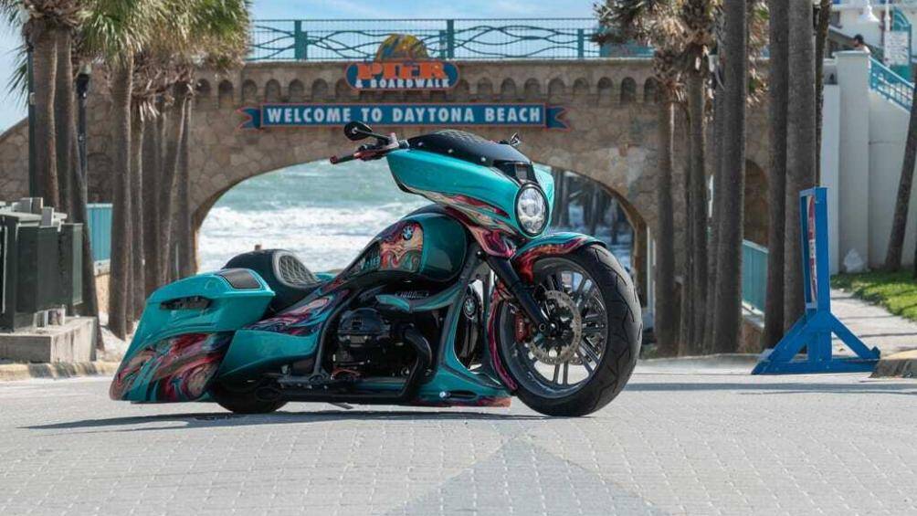 Hai cha con Kodlin đã phải tạo hình lại toàn bộ hệ thống khung để hạ thấp trọng tâm xe và chiều cao yên của chiếc R 18 B Heavy Duty