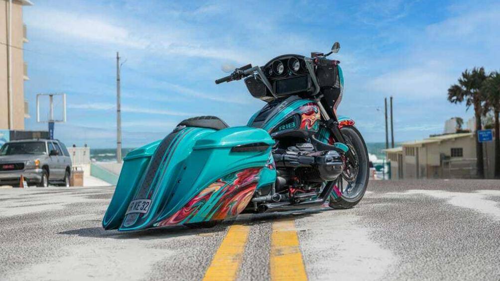 Cụ thể khi nhìn ngang, đường cong hai bên thân kéo dài từ đầu tới đuôi xe, kết hợp hài hòa với các tấm ốp bằng sợi thủy tinh và phần đuôi hạ thấp