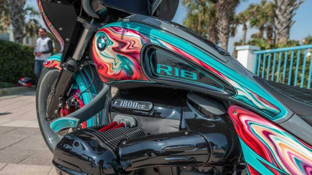 Bình xăng nguyên bản đã được thay thế bằng bình xăng Kodlin Bikes có kích thước dài hơn, tạo hình giống như giọt nước chảy