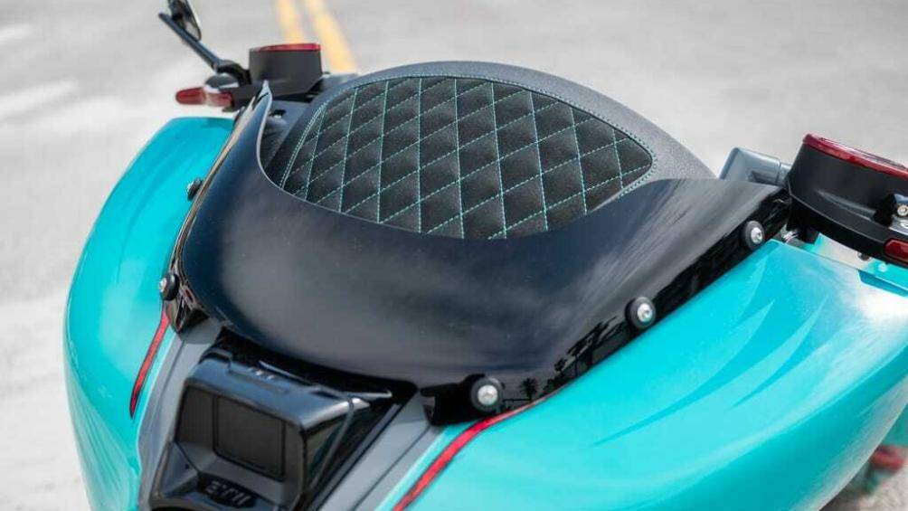 Bên cạnh đó là một số điểm nhấn sơn màu đỏ như cần số, cần phanh, kẹp phanh, tay phanh, tay côn, gù ghi đông...