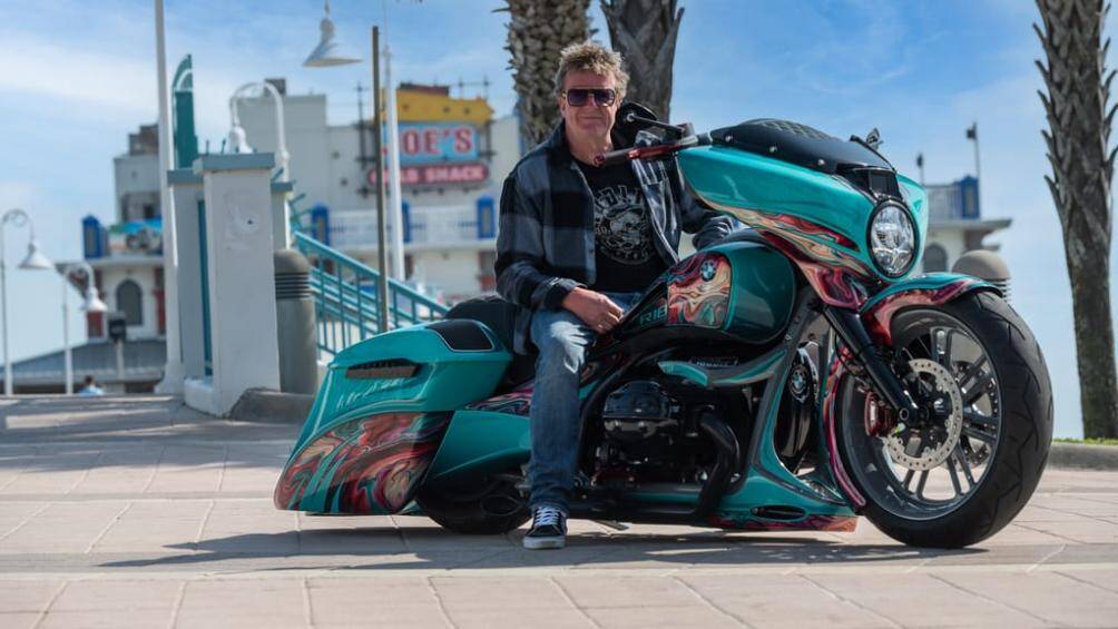 Nghệ nhân độ xe nổi tiếng Fred Kodlin cùng người con trai Len Kodlin của mình biến đổi chiếc BMW R18 B Heavy Duty trở nên đáng chú ý hơn