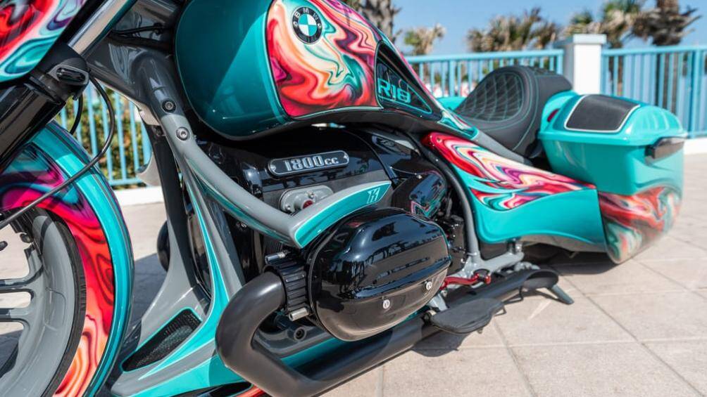 Ở góc nhìn từ trên xuống sẽ là những đường cong uyển chuyển ở khu vực yên xe nối liền với cặp thùng hành lý hai bên hông