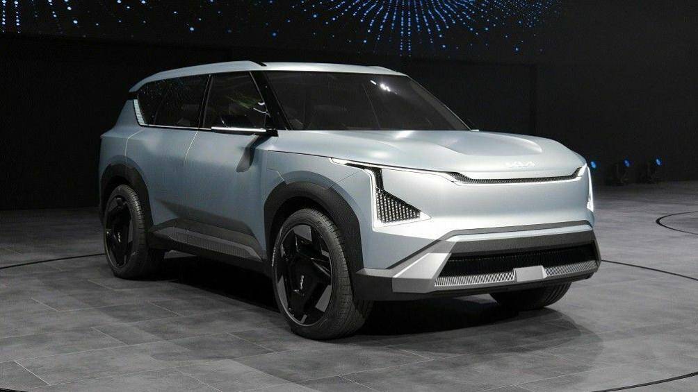 Mặt ca lăng kín "Digital Tiger Face" cùng cụm đèn pha hình tam giác gồm các bóng LED nhỏ, kết hợp với dải đèn chiếu sáng ban ngày vắt ngang đầu xe