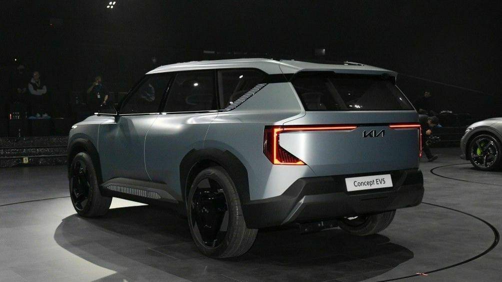 Ở phía sau, EV5 có cụm đèn hậu LED nằm dọc và 2 dải đèn LED thanh mảnh nằm vắt ngang trên cửa cốp, lấy cảm hứng thiết kế từ bản đồ sao